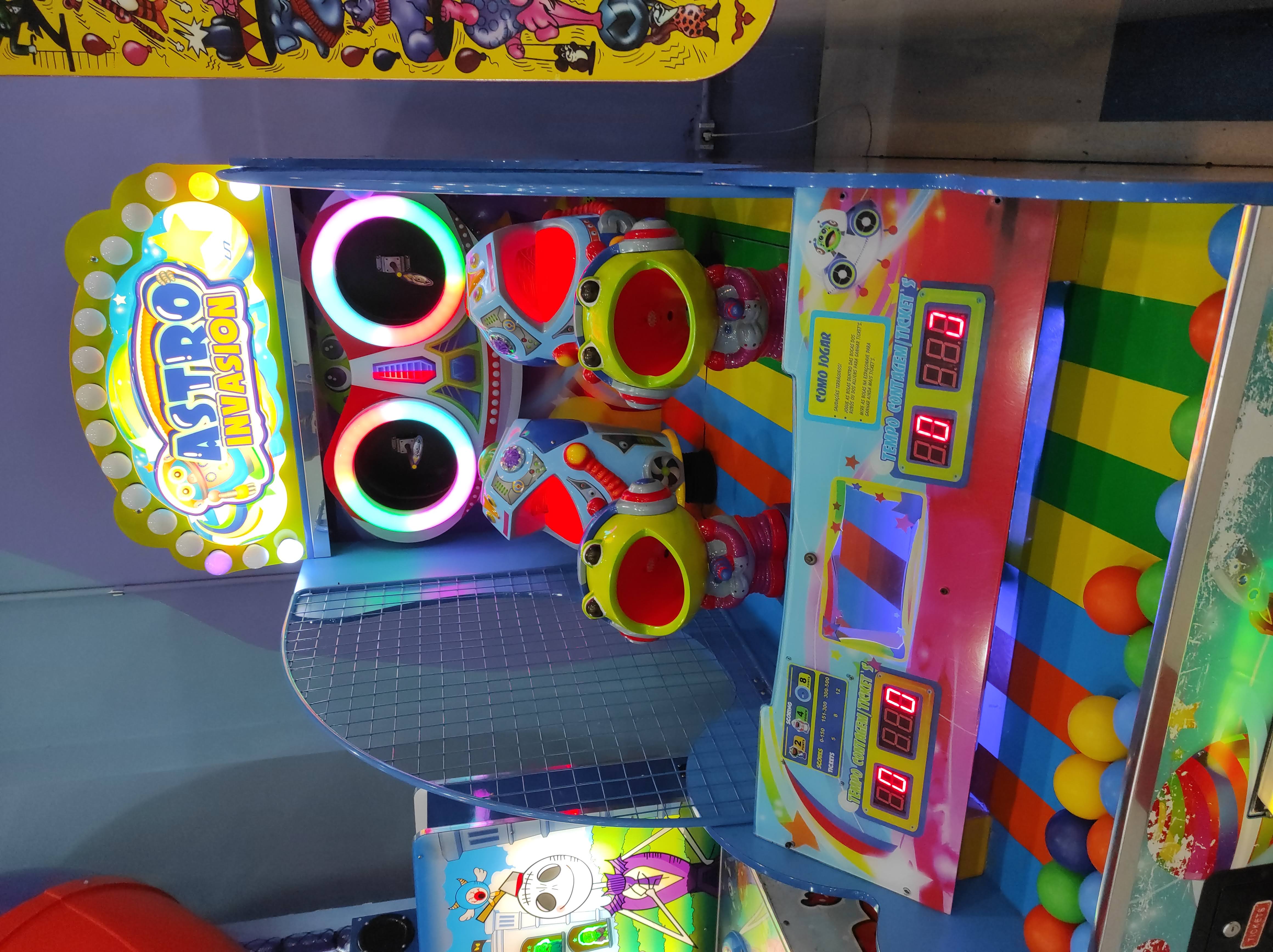 Espaço com diversos brinquedos para as crianças se divertirem enquanto os pais vão às compras.